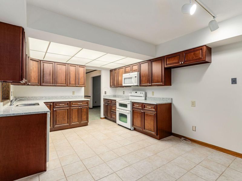 6886 Lakebrook Boulevard , Columbus, OH 43235 Photo 16