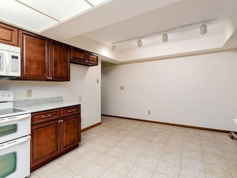 6886 Lakebrook Boulevard , Columbus, OH 43235 Photo 17