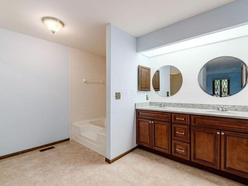 6886 Lakebrook Boulevard, Columbus, OH 43235 Photo 30