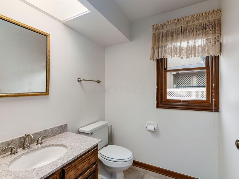 6886 Lakebrook Boulevard , Columbus, OH 43235 Photo 36