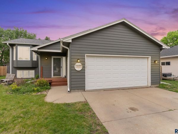 5600 W Jeanne Dr, Sioux Falls, SD 57106