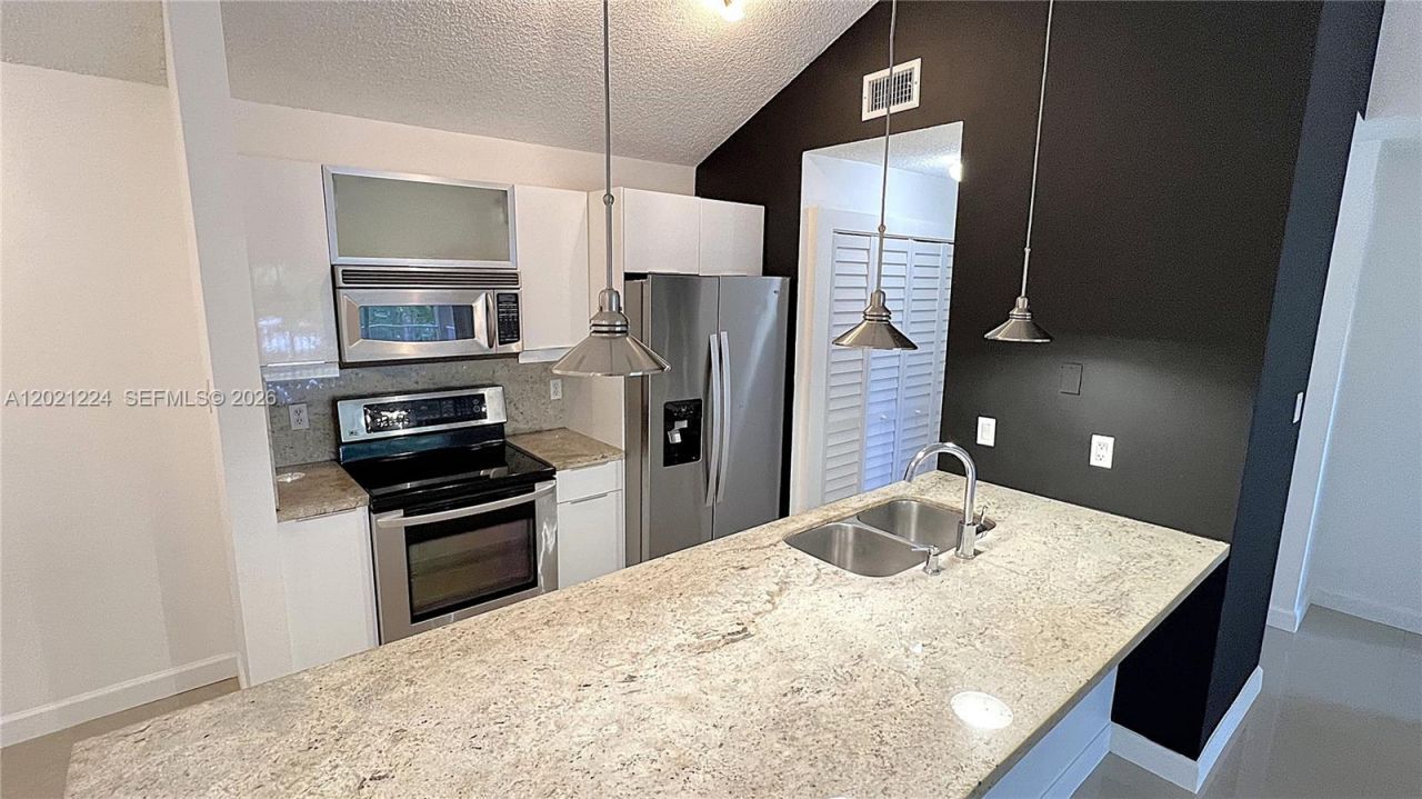 15821 SW 104th Ter , Unit 304, Miami, FL 33196 Photo