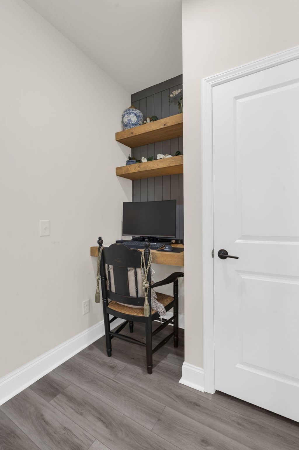 641 N Laurel Street Photo 18