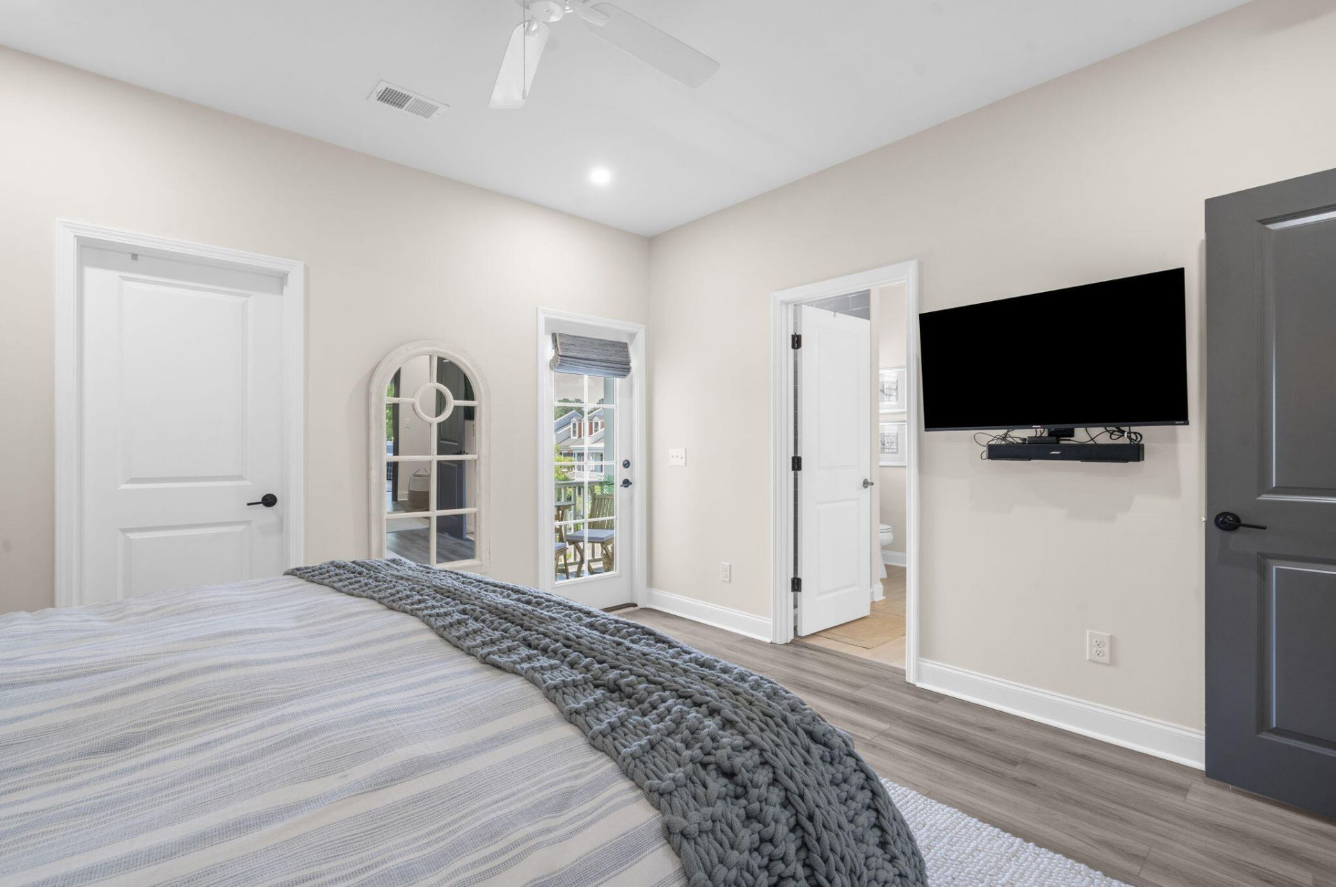 641 N Laurel Street Photo 27
