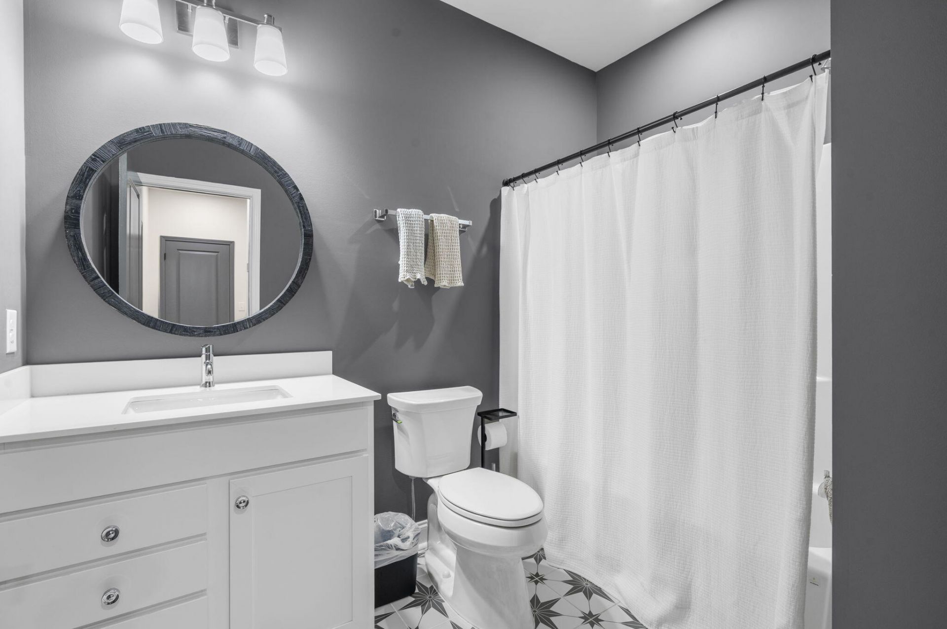 641 N Laurel Street Photo 40