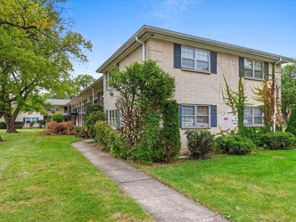 1725 Howard Avenue W, Unit 201, Des Plaines, IL 60018