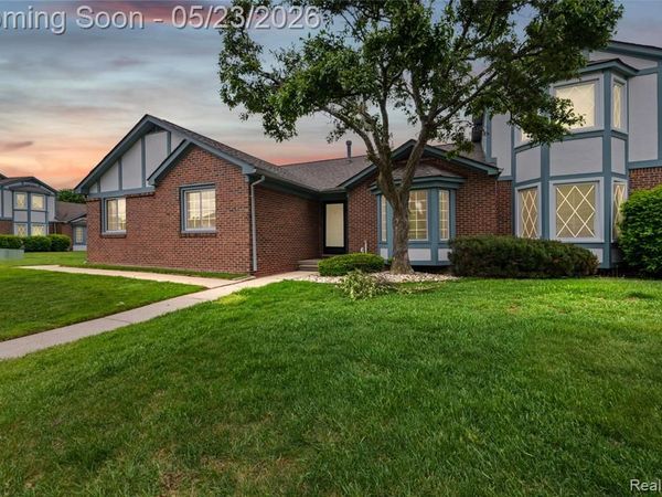 45511 Dover Drive , Macomb Twp, MI 48044