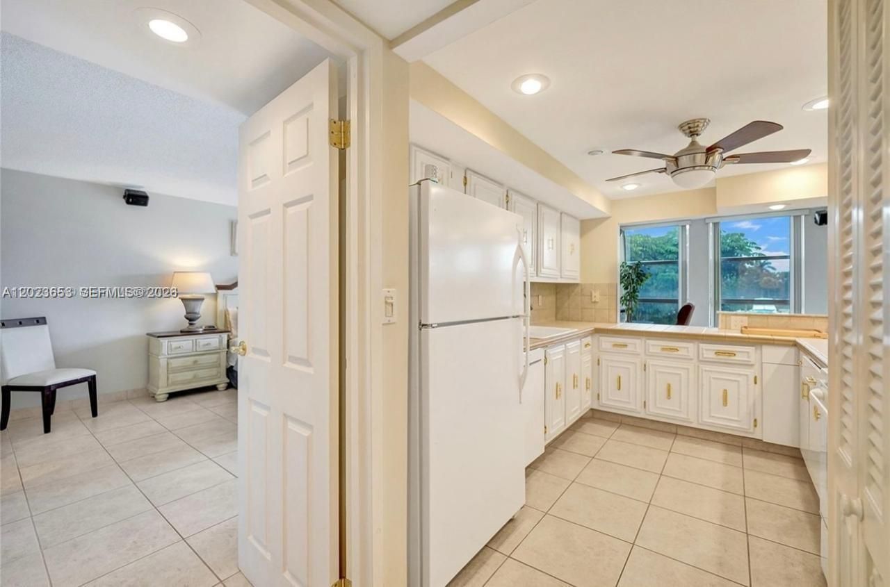 601 Three Islands Blv, Unit 205, Hallandale Beach, FL 33009 Photo