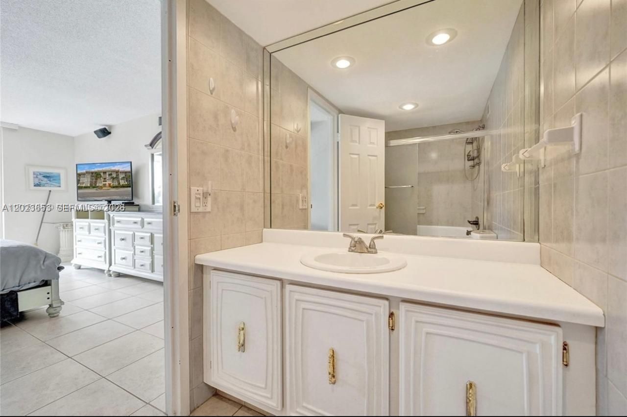 601 Three Islands Blv, Unit 205, Hallandale Beach, FL 33009 Photo