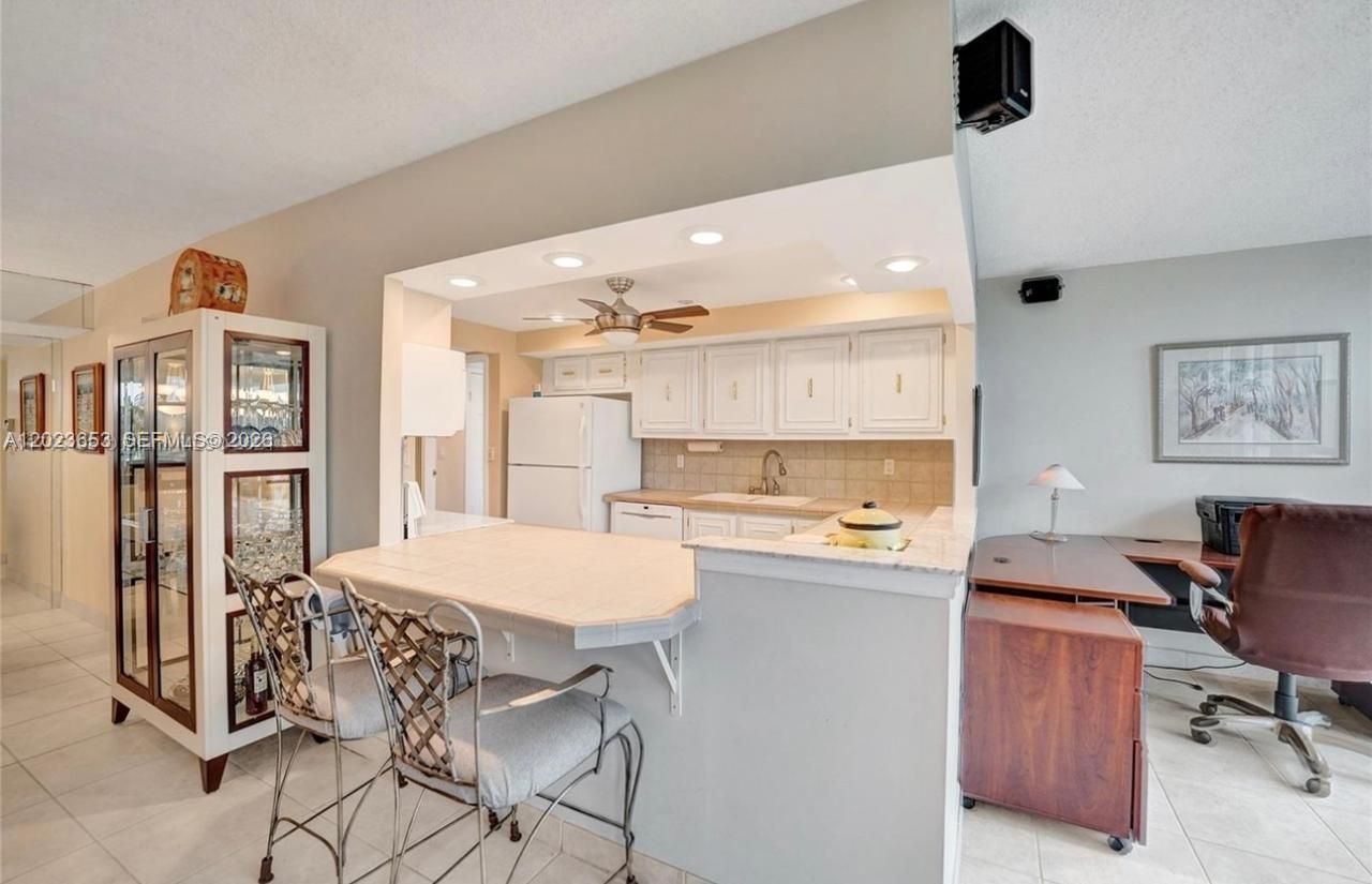 601 Three Islands Blv, Unit 205, Hallandale Beach, FL 33009 Photo