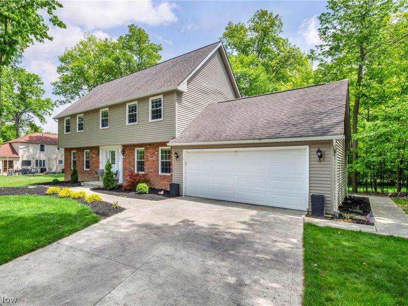 16561 N White Oaks Drive, Strongsville, OH 44136 Photo 4