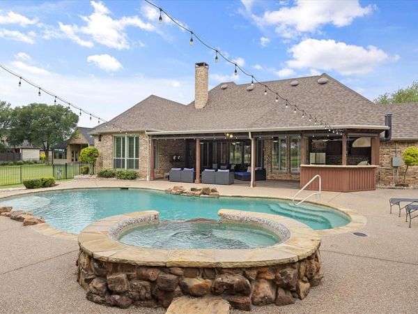 805 Mallard Pointe Drive, Granbury, TX 76049