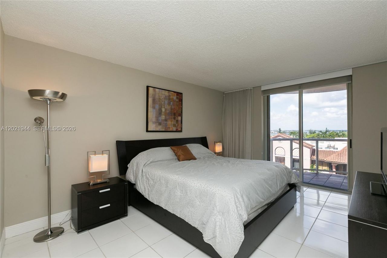 8855 Collins Ave, Unit 6F, Surfside, FL 33154 Photo