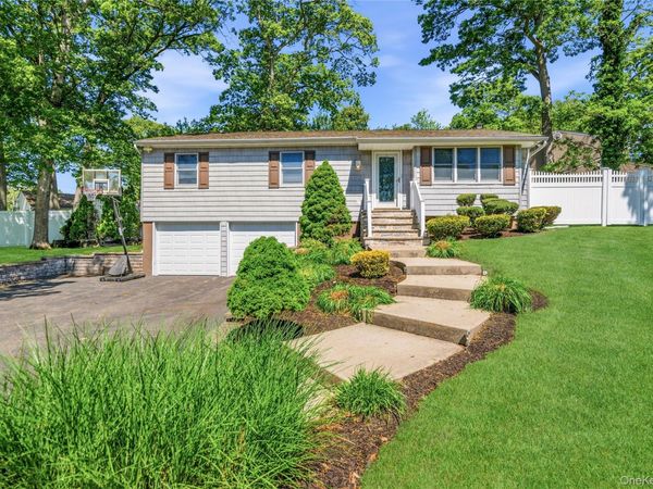 4 Olive Court , Farmingville, NY 11738