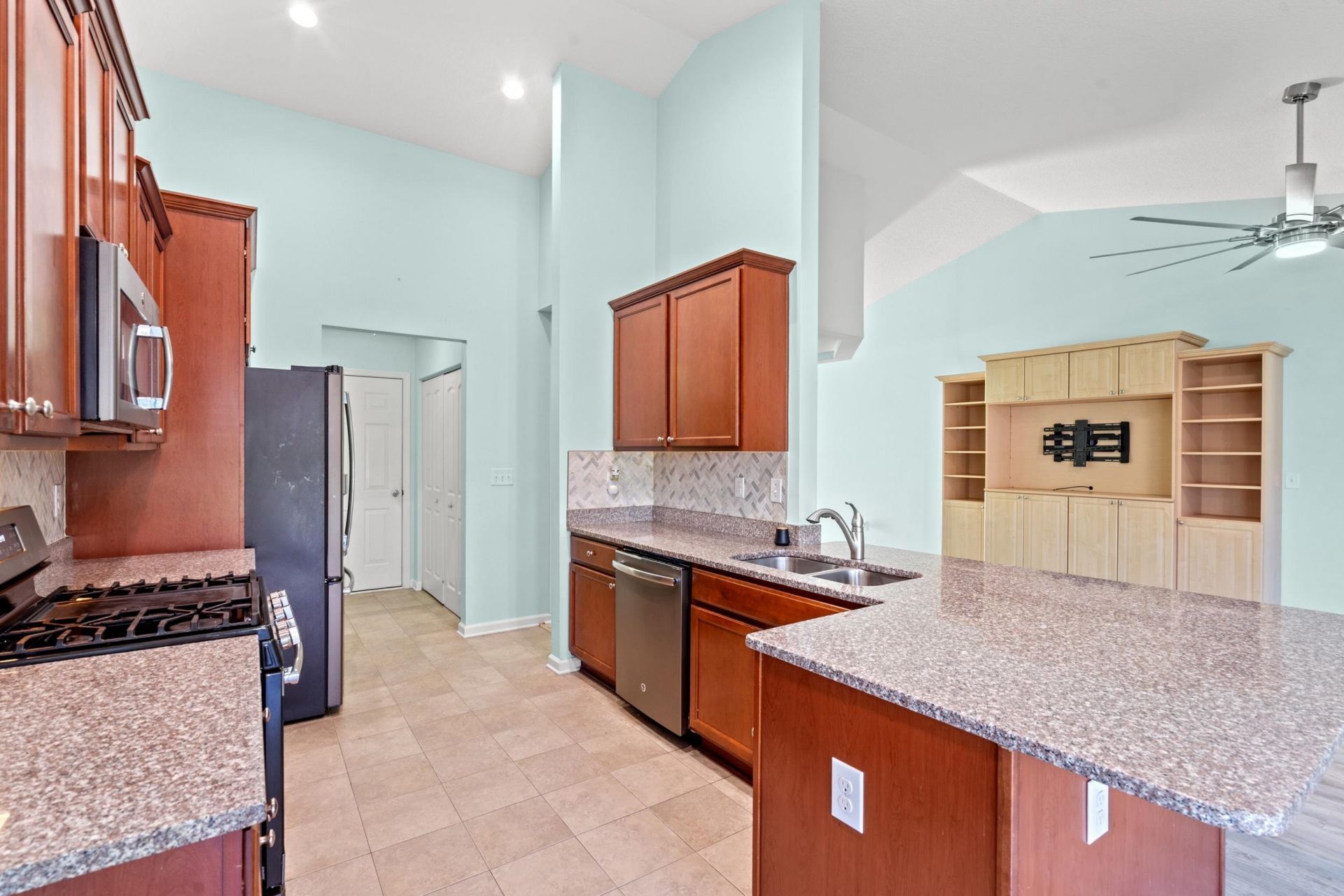 528 Cedar Lakes Dr. Photo 17