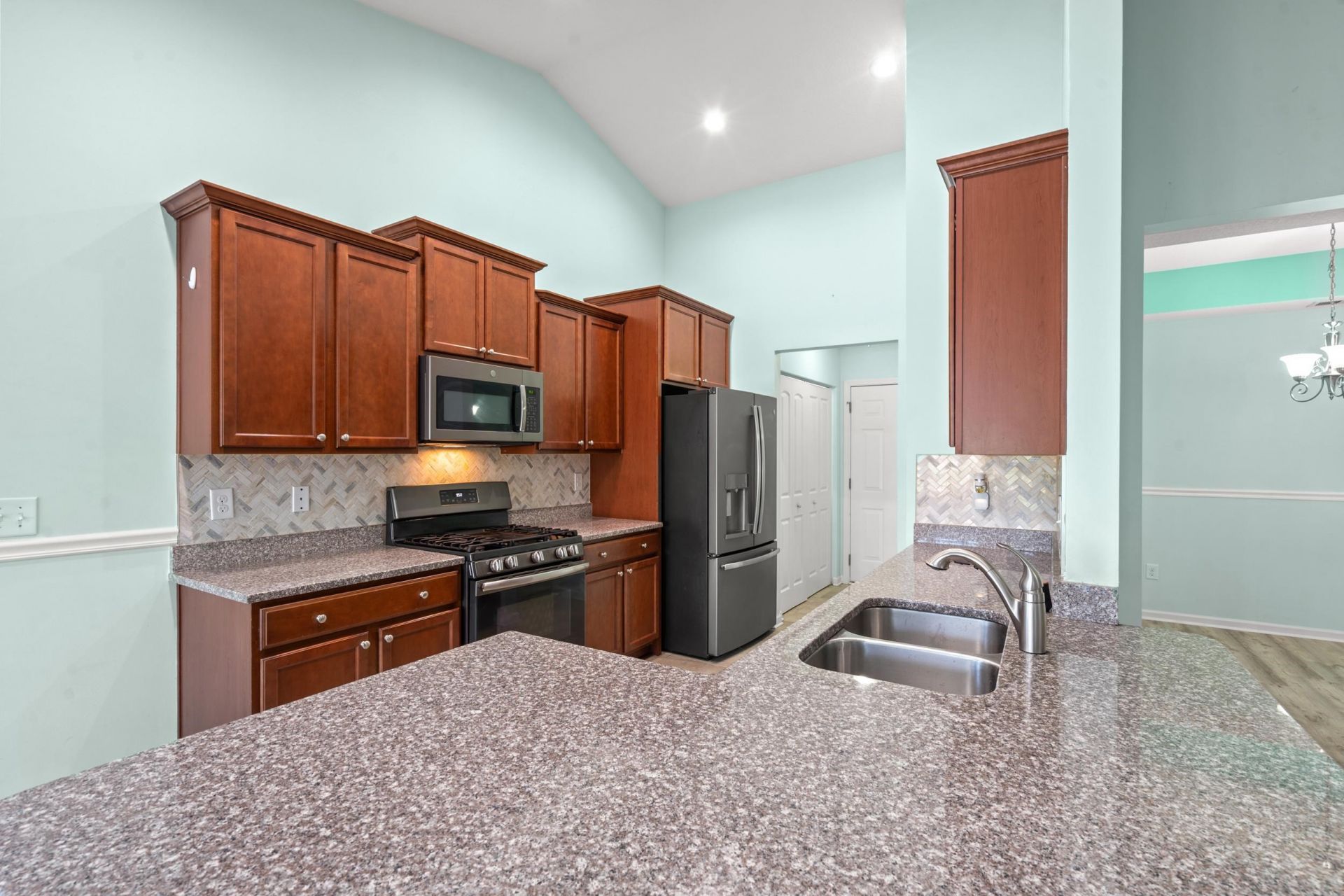 528 Cedar Lakes Dr. Photo 18