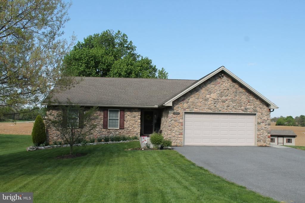100 Garfield Drive, Carlisle, PA 17015 Main Photo