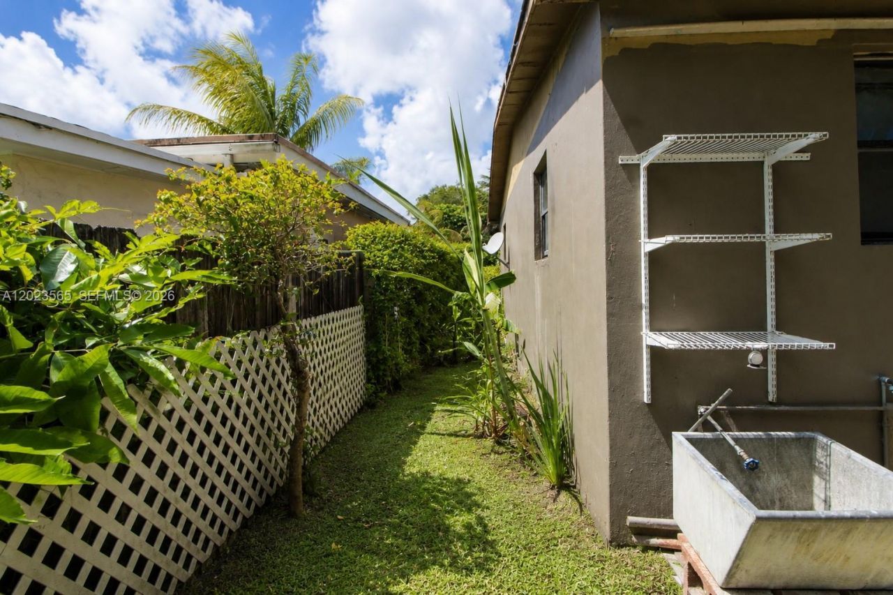 1380 NE 153rd St , North Miami Beach, FL 33162 Photo
