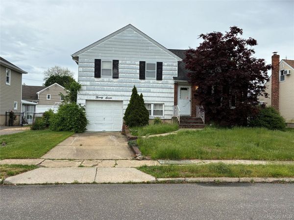 27 Elizabeth Drive , Bethpage, NY 11714