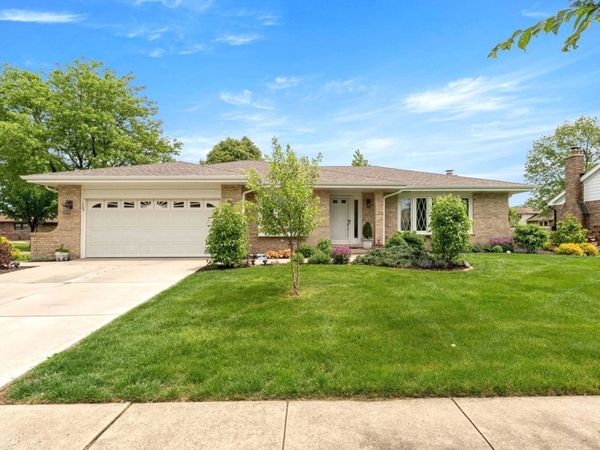 8129 Middlebury Avenue , Woodridge, IL 60517