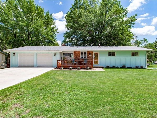 133 Dockside Circle, Lake Tapawingo, MO 64015