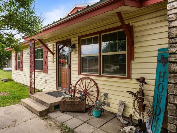 418 S Broadway Street, Meridian, TX 76665