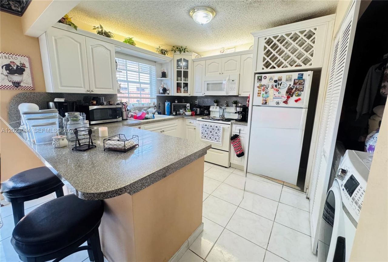 10904 NW 7th St, Unit 201, Miami, FL 33172 Photo