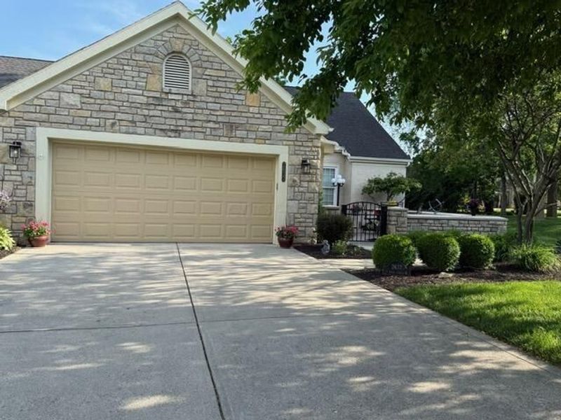 2637 Vililly Circle W, Grove City, OH 43123 Photo 1