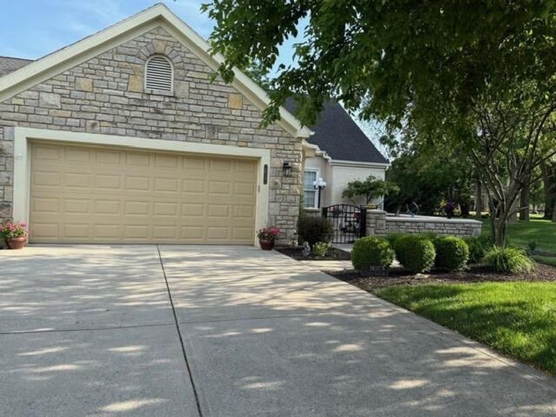 2637 Vililly Circle W, Grove City, OH 43123 Photo 2
