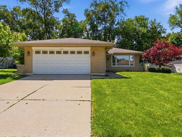 1432 SCHRAMM Drive , Westmont, IL 60559