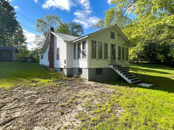 447 Settlement Dr, Charmco, WV 25958