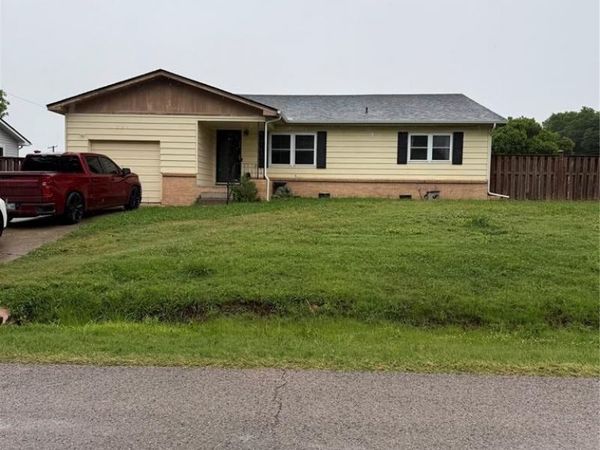 724 E 17th Street, Prague, OK 74864