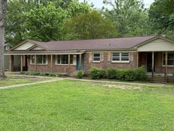 208 East St, Batesville, MS 38606
