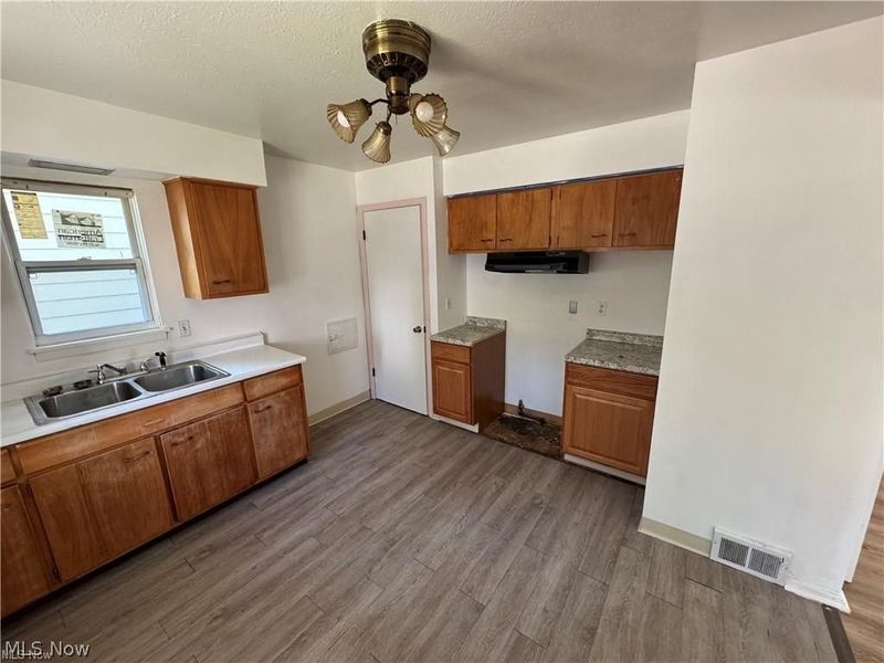 990 E 129th Street, Cleveland, OH 44108 Photo 8