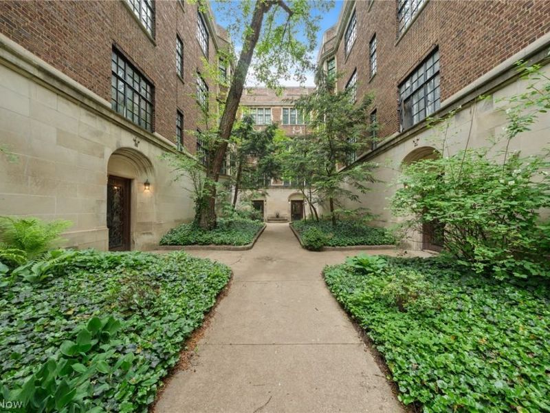 2517 Overlook Road, Unit 19, Cleveland Heights, OH 44106 Photo 3