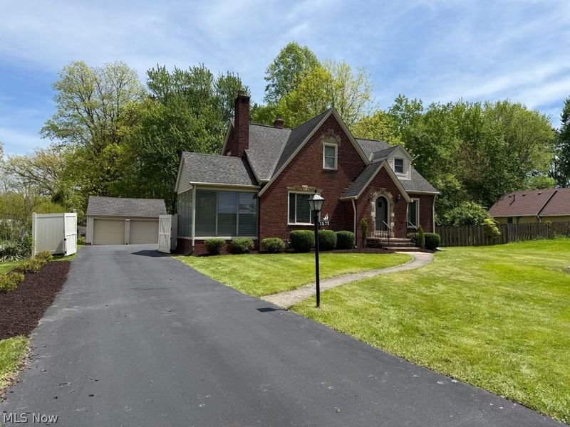 7679 S Eastland Road , Middleburg Heights, OH 44130 Photo 2