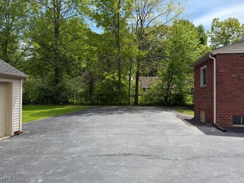 7679 S Eastland Road , Middleburg Heights, OH 44130 Photo 4