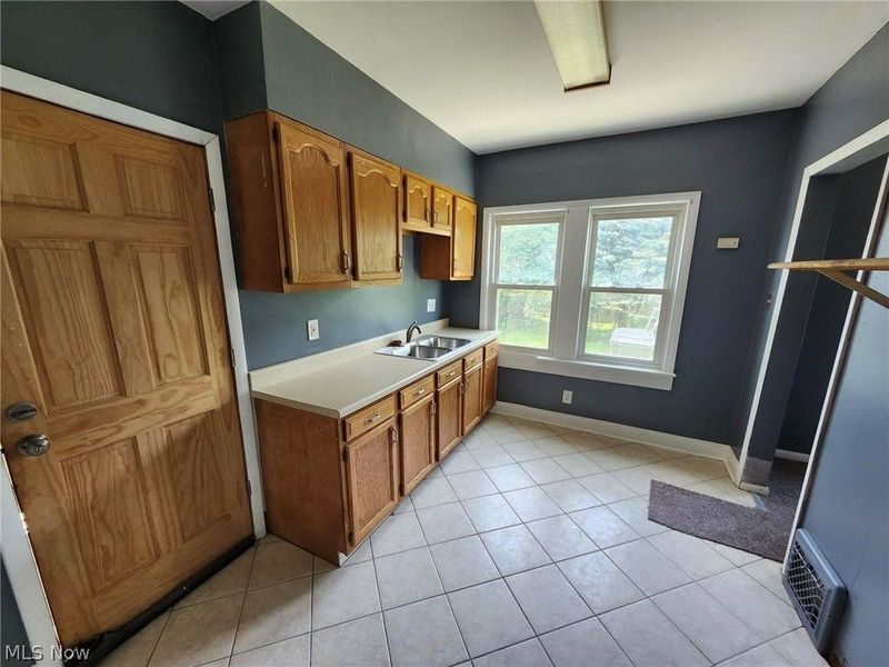 10308 Homeworth Avenue, Unit Down, Garfield Heights, OH 44125 Photo 8