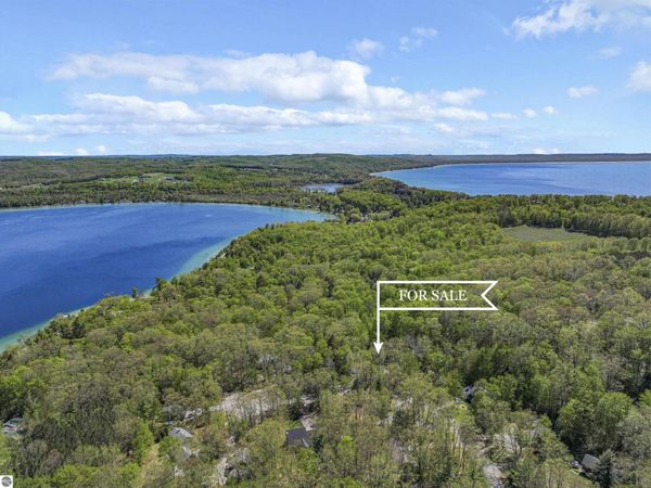 4021 Oxford Drive E, Leland, MI 49654