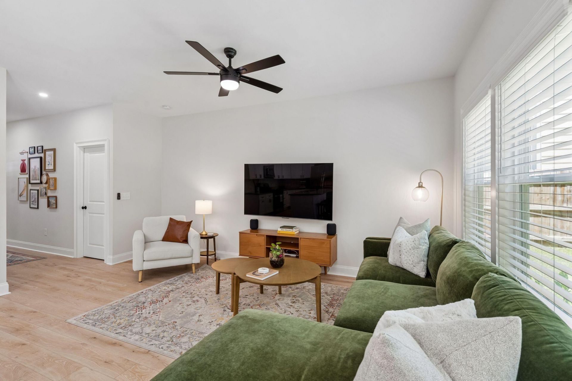 954 Channing Street Photo 9