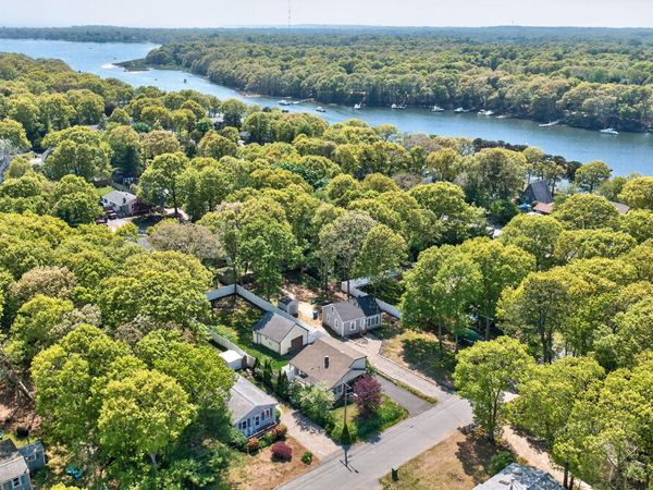 17 Suncrest Drive , Teaticket, MA 02536