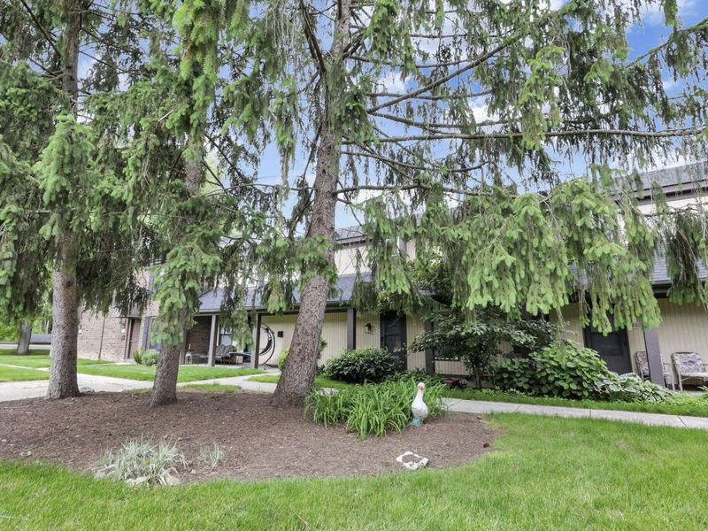 5862 Hallridge Circle , Columbus, OH 43232 Photo 4