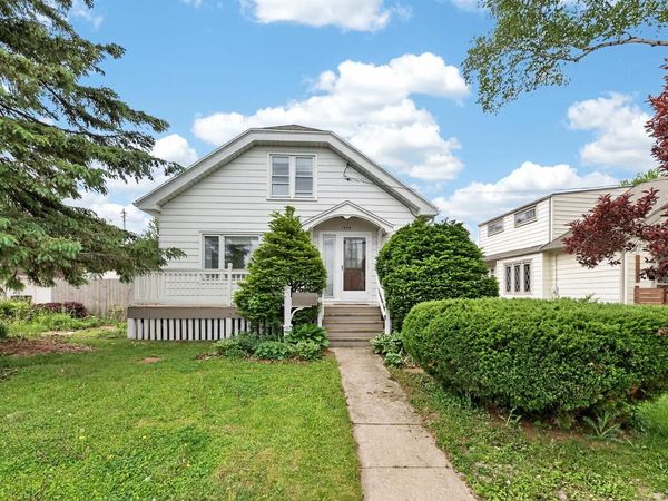1935 E Howard AVENUE, Saint Francis, WI 53235