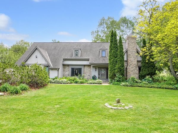 906 Scenic Heights DRIVE, Delafield, WI 53018