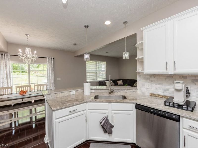 29049 Pembrooke Boulevard, Olmsted Township, OH 44138 Photo 12
