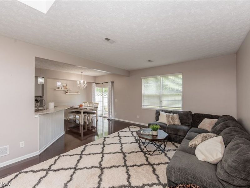 29049 Pembrooke Boulevard, Olmsted Township, OH 44138 Photo 4
