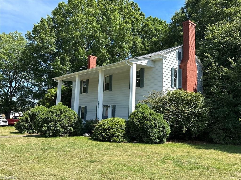 1217 W Main Street, Yadkinville, NC 27055 Main Photo