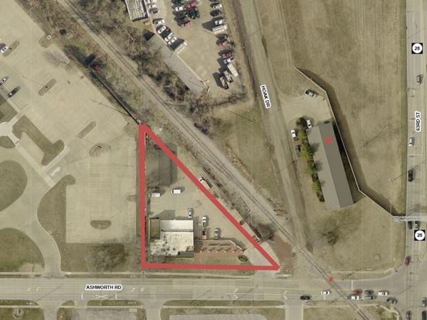 101 Ashworth Road, West Des Moines, IA 50265