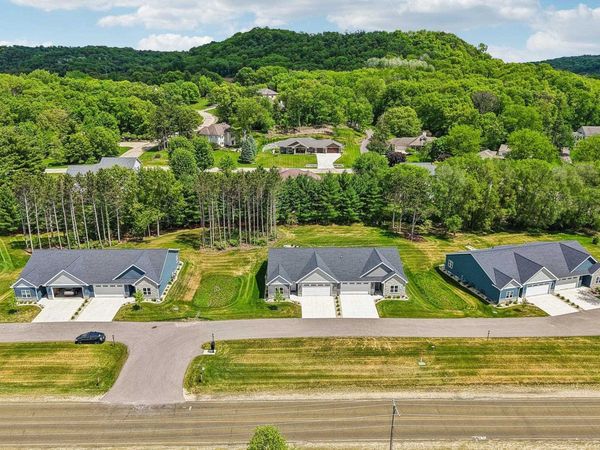 N842 Golf Road, Unit 4, Prairie Du Sac, WI 53578