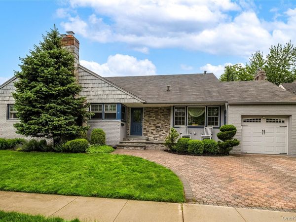 6 Blenheim Court , Rockville Centre, NY 11570